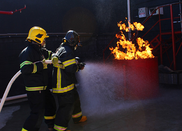 Combate a incendio em curso de bombeiro civil.png